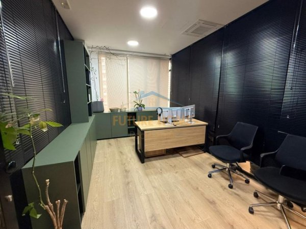 Tirane, jepet me qera zyre Kati 1, 528 m² 11.500 €