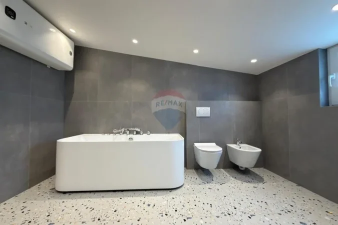 Tirane, shitet apartament duplex , 215 m² 650.000 € (Shallvaret)