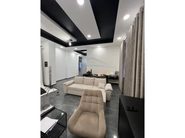 Tirane, jepet me qera ambjent biznesi Kati 2, 60 m² 400 € (unaza e re)