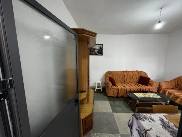 Tirane, jepet me qera apartament 1+1 Kati 0, 220 € (Rruga Mark Bajraktari)