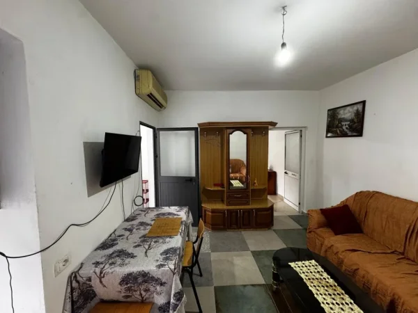 Tirane, jepet me qera apartament 1+1 Kati 0, 220 € (Rruga Mark Bajraktari)