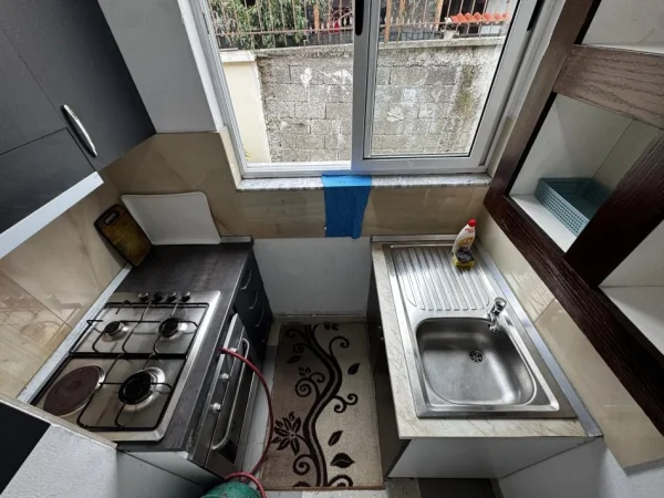 Tirane, jepet me qera apartament 1+1 Kati 0, 220 € (Rruga Mark Bajraktari)