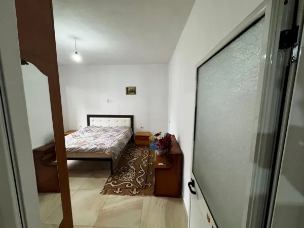 Tirane, jepet me qera apartament 1+1 Kati 0, 220 € (Rruga Mark Bajraktari)