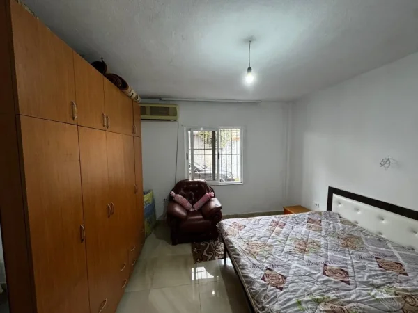 Tirane, jepet me qera apartament 1+1 Kati 0, 220 € (Rruga Mark Bajraktari)