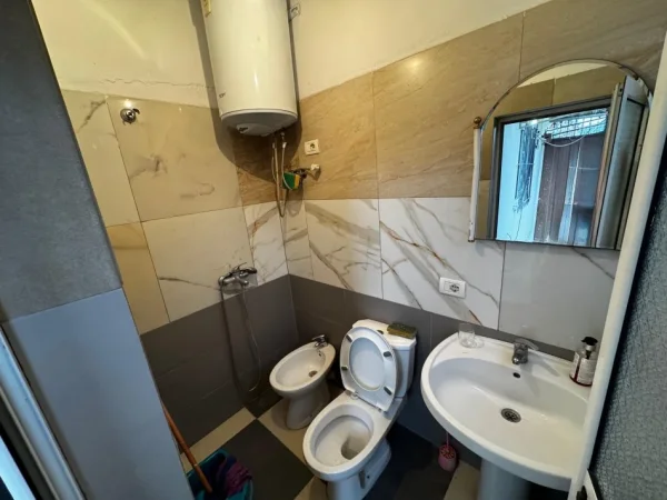 Tirane, jepet me qera apartament 1+1 Kati 0, 220 € (Rruga Mark Bajraktari)