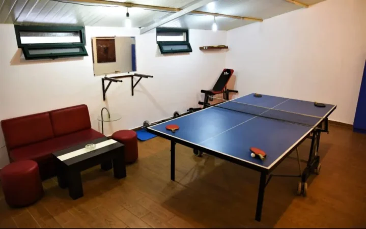 Tirane, jepet me qera shtepi 2+1+Ballkon Kati 0, 200 m² 2.000 € (Pazari i Ri)