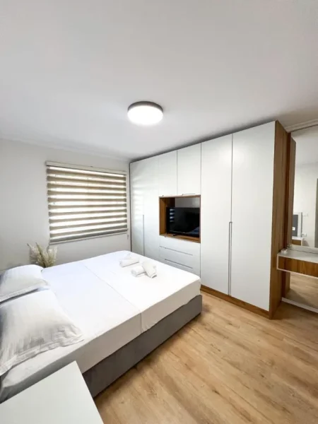 Tirane, jepet me qera apartament 1+1 Kati 3, 90 m² 750 € (komuna e parisit)