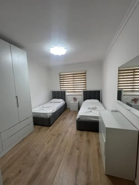 Tirane, jepet me qera apartament 1+1 Kati 3, 90 m² 750 € (komuna e parisit)