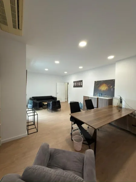 Tirane, jepet me qera zyre Kati 5, 180 m² 2.500 € (Kompleksi Delijorgji)