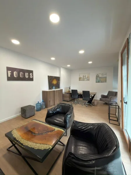 Tirane, jepet me qera zyre Kati 5, 180 m² 2.500 € (Kompleksi Delijorgji)