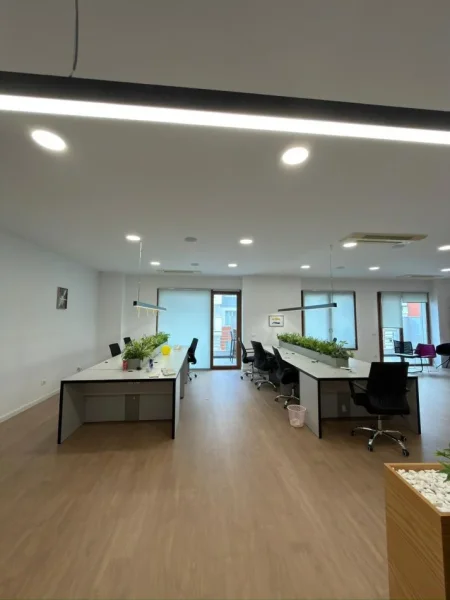 Tirane, jepet me qera zyre Kati 5, 180 m² 2.500 € (Kompleksi Delijorgji)