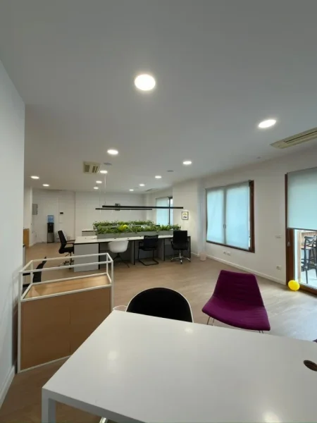 Tirane, jepet me qera zyre Kati 5, 180 m² 2.500 € (Kompleksi Delijorgji)