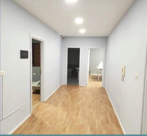 Tirane, jepet me qera apartament per zyre 2+1 Kati 4, 135 m² 900 Euro ne qender te Bllokut