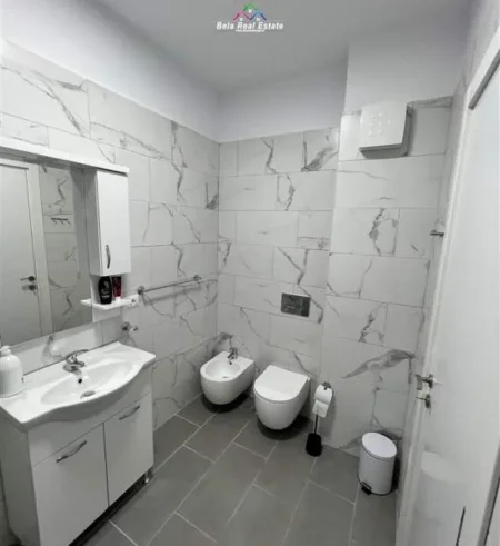 Tirane, jepet me qera apartament 1+1+BLK Kati 1, 75 m² 900 Euro (Komuna e Parisit)