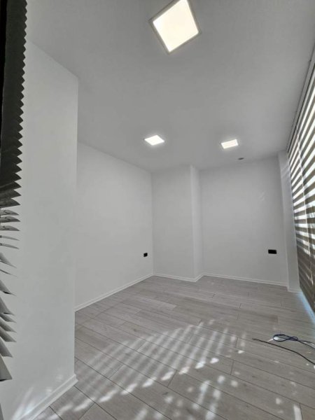 Tirane, jepet me qera zyre Kati 1, 105 m² 1.250 Euro (Themistokli Germenjni)
