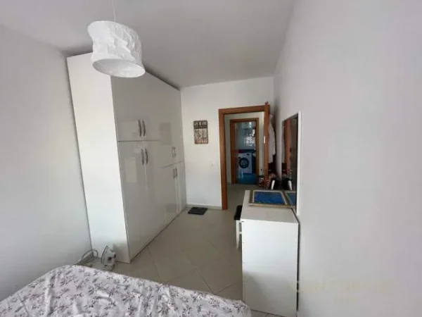 Tirane, jepet me qera apartament 1+1 Kati 3, 92 m² 500 Euro (Pazari i Ri)