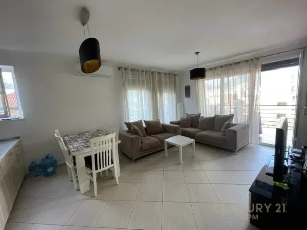 Tirane, jepet me qera apartament 1+1 Kati 3, 92 m² 500 Euro (Pazari i Ri)