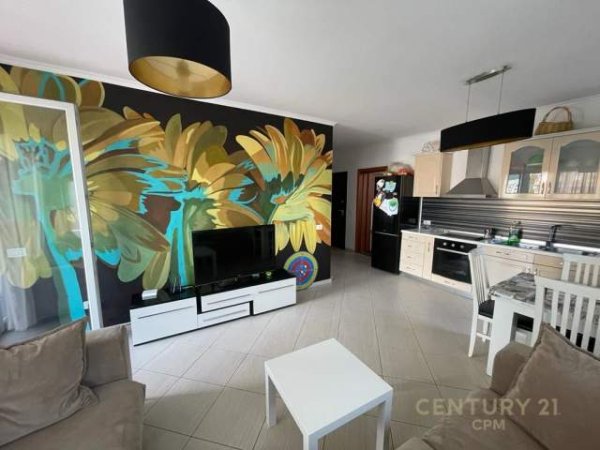 Tirane, jepet me qera apartament 1+1 Kati 3, 92 m² 500 Euro (Pazari I ri)