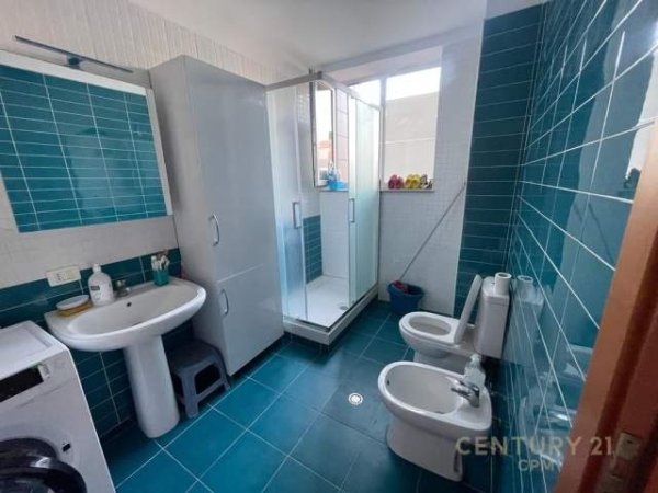 Tirane, jepet me qera apartament 1+1 Kati 3, 92 m² 500 Euro (Pazari I ri)