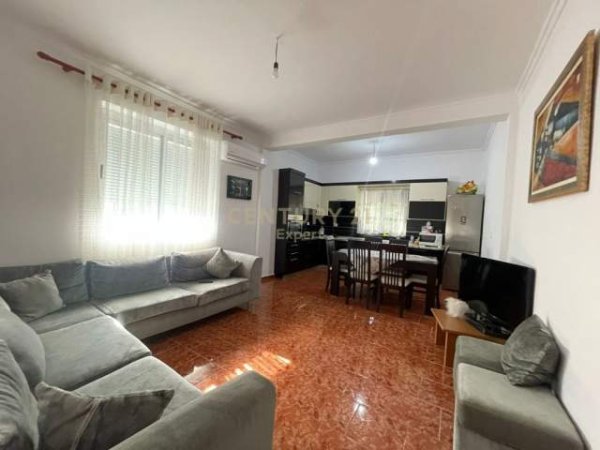 Tirane, jepet me qera Vile 2+1 Kati 1, 120 m² 300 Euro (Rruga Llazar Shapatini, Spitali Ushtarak)