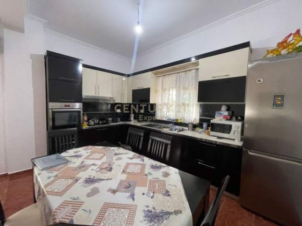 Tirane, jepet me qera Vile 2+1 Kati 1, 120 m² 300 Euro (Rruga Llazar Shapatini, Spitali Ushtarak)