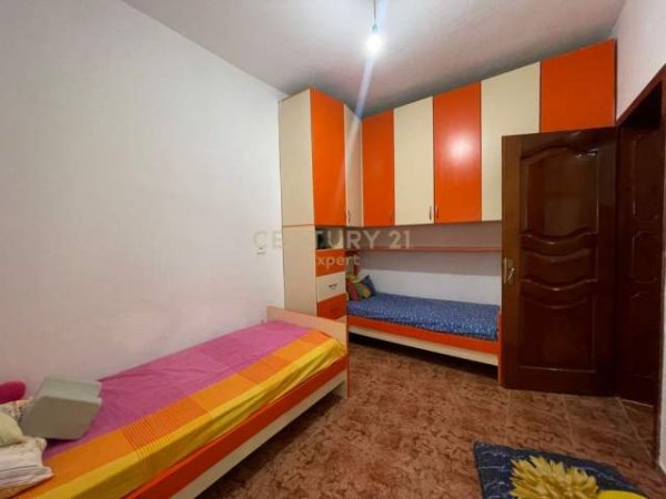 Tirane, jepet me qera Vile 2+1 Kati 1, 120 m² 300 Euro (Rruga Llazar Shapatini, Spitali Ushtarak)