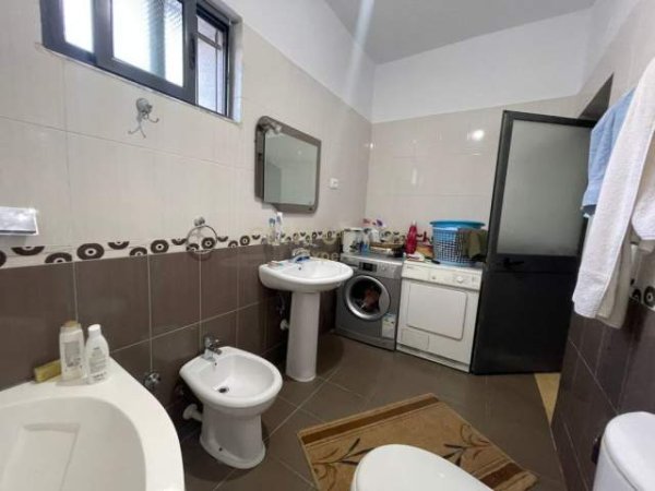 Tirane, jepet me qera Vile 2+1 Kati 1, 120 m² 300 Euro (Rruga Llazar Shapatini, Spitali Ushtarak)