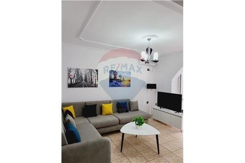 Tirane, jepet me qera apartament 1+1 Kati 2, 70 m² 400 Euro