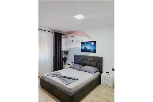 Tirane, jepet me qera apartament 1+1 Kati 2, 70 m² 400 Euro