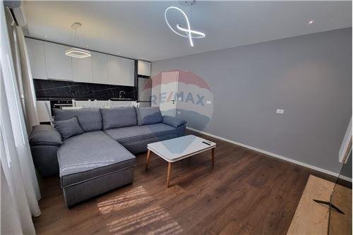 Tirane, jepet me qera apartament 2+1 Kati 2, 125 m² 650 Euro