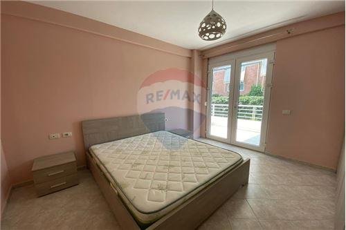Tirane, jepet me qera apartament 2+1 Kati 3, 500 Euro