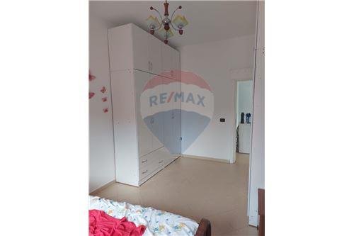 Tirane, jepet me qera 2+1 30.000 Leke