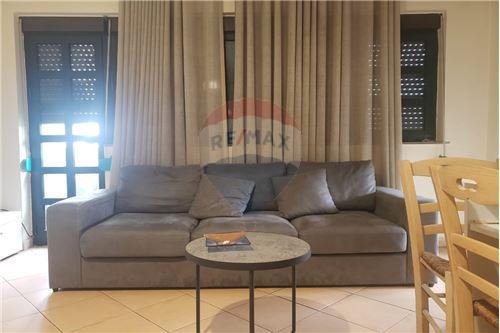 Tirane, jepet me qera apartament 1+1 Kati 5, 400 Euro