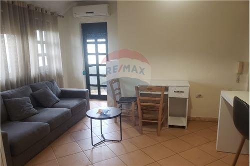 Tirane, jepet me qera apartament 1+1 Kati 5, 400 Euro