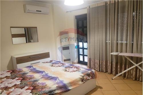 Tirane, jepet me qera apartament 1+1 Kati 5, 400 Euro