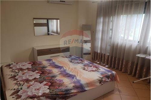 Tirane, jepet me qera apartament 1+1 Kati 5, 400 Euro