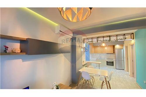 Tirane, jepet me qera apartament 2+1 550 Euro