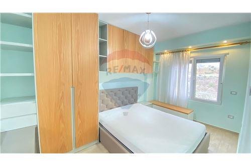 Tirane, jepet me qera apartament 2+1 550 Euro