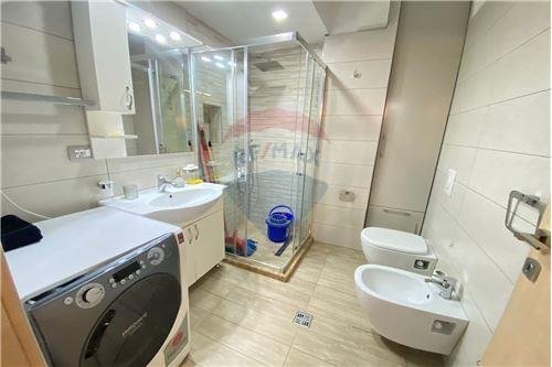 Tirane, jepet me qera apartament 2+1 550 Euro