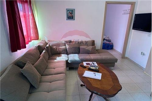 Tirane, jepet me qera apartament 1+1 Kati 4, 450 Euro