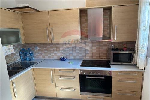 Tirane, jepet me qera apartament 1+1 Kati 4, 450 Euro