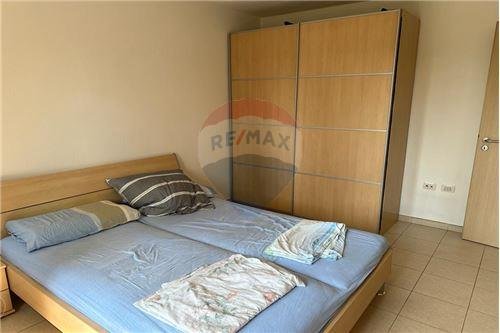 Tirane, jepet me qera apartament 1+1 Kati 4, 450 Euro