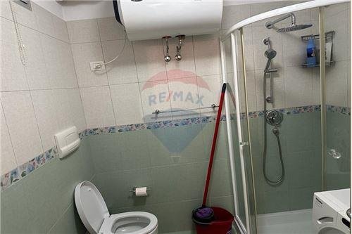 Tirane, jepet me qera apartament 1+1 Kati 4, 450 Euro
