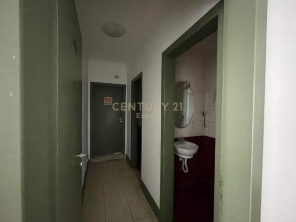 Tirane, jepet me qera ambjent biznesi Kati 0, 105 m² 1.500 Euro (Rr. Muhamet Gjollesha Tirana, Albania)