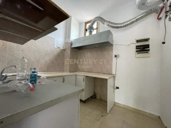 Tirane, jepet me qera ambjent biznesi Kati 0, 105 m² 1.500 Euro (Rr. Muhamet Gjollesha Tirana, Albania)
