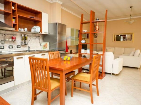 Tirane, jepet me qera apartament 3+1 Kati 4, 150 m² 800 Euro (Bulevardi Zogu I)