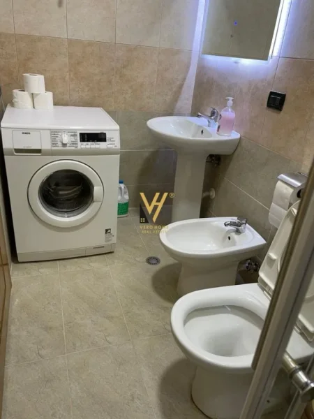 Tirane, jepet me qera apartament 2+1+Ballkon Kati 8, 85 m² 820 € (BLLOK)