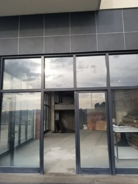 Tirane, jepet me qera ambjent biznesi Kati 1, 200 m² 1.000 € (Shkoze)