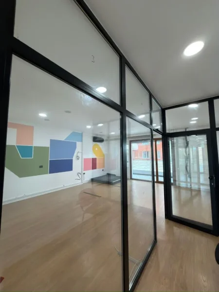 Tirane, jepet me qera zyre Kati 5, 180 m² 2.500 € (Kompleksi Delijorgji)