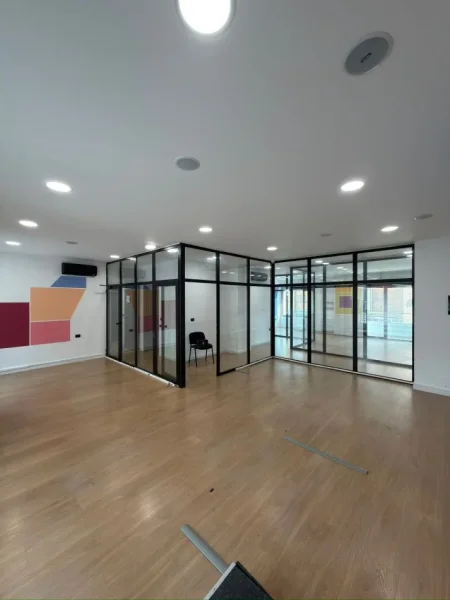 Tirane, jepet me qera zyre Kati 5, 180 m² 2.500 € (Kompleksi Delijorgji)